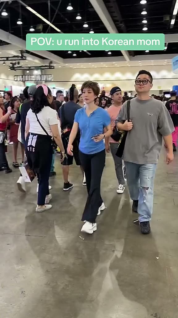U run into korean mom at kcon.mp4