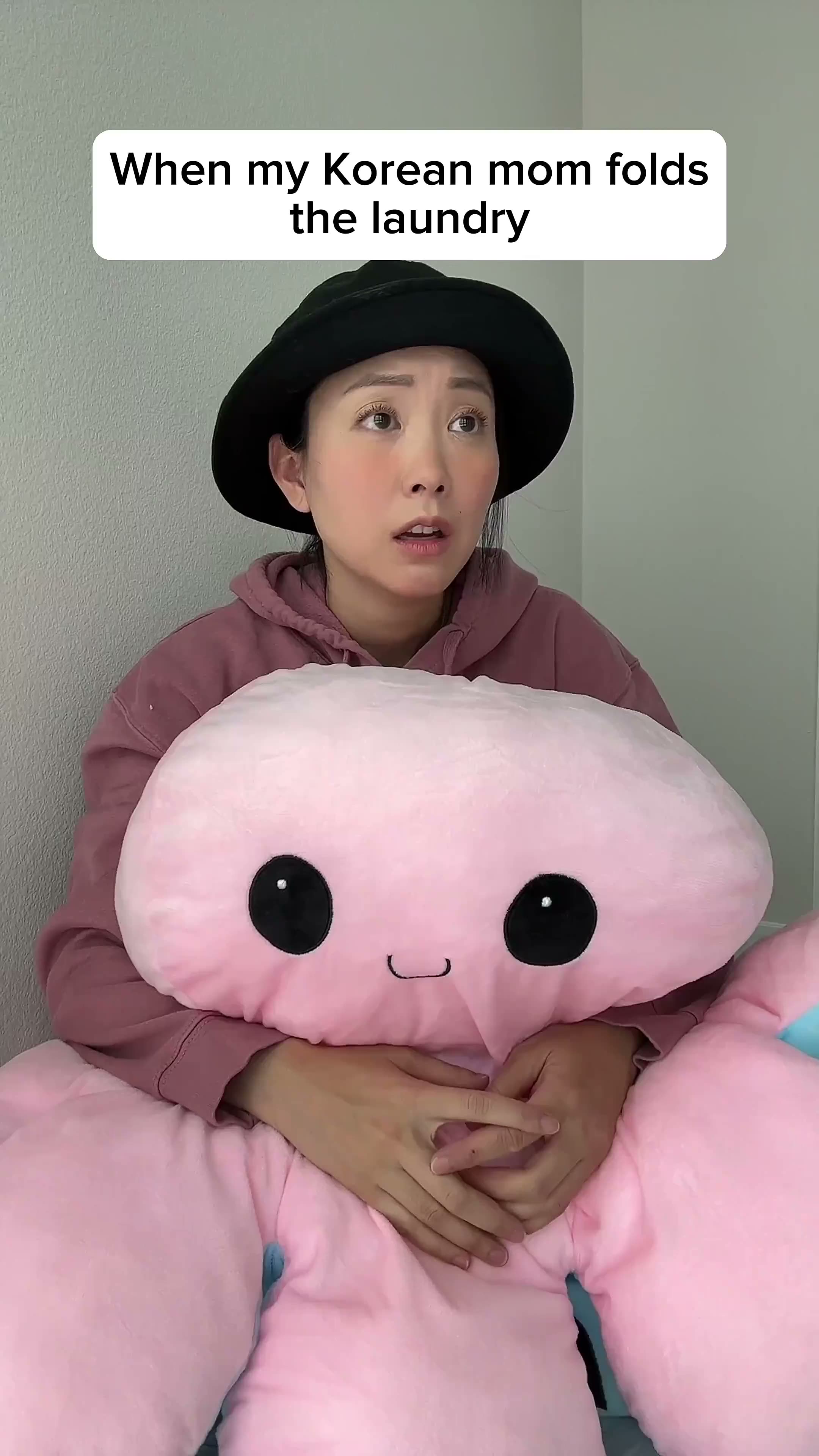 Korean mom making folding laundry look easy.mp4